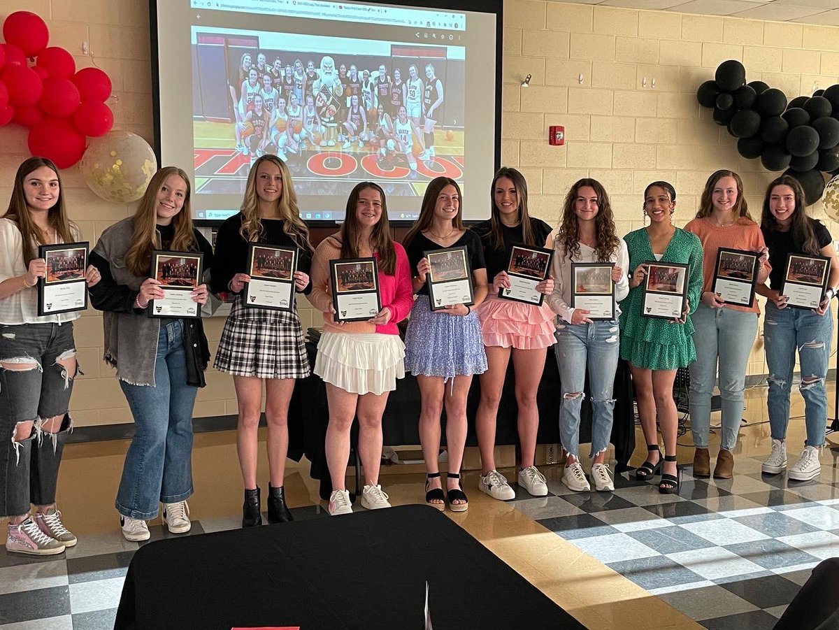 LadyTitansBall's tweet photo. Closed out the 2021-2022 Basketball season with our banquet last night. Thankful for awesome girls and awesome parents that made this season a memorable one #family https://t.co/zkQhGNasUO