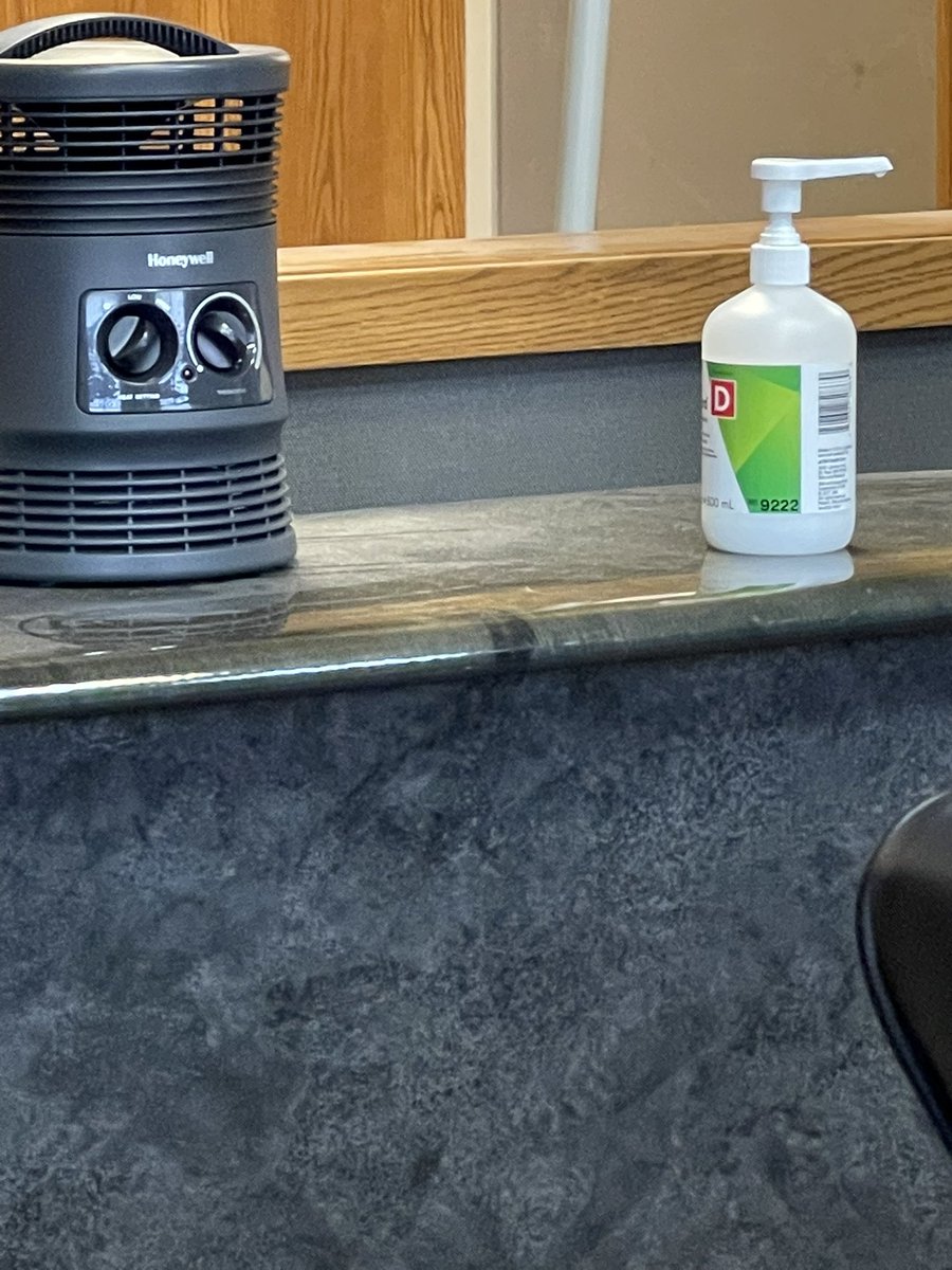 Mauigirltoo's tweet photo. At a specialty center for the oldest. Masks required but I guess cleanliness is not? 🥴 #dustme https://t.co/Tjt6pq3BkL