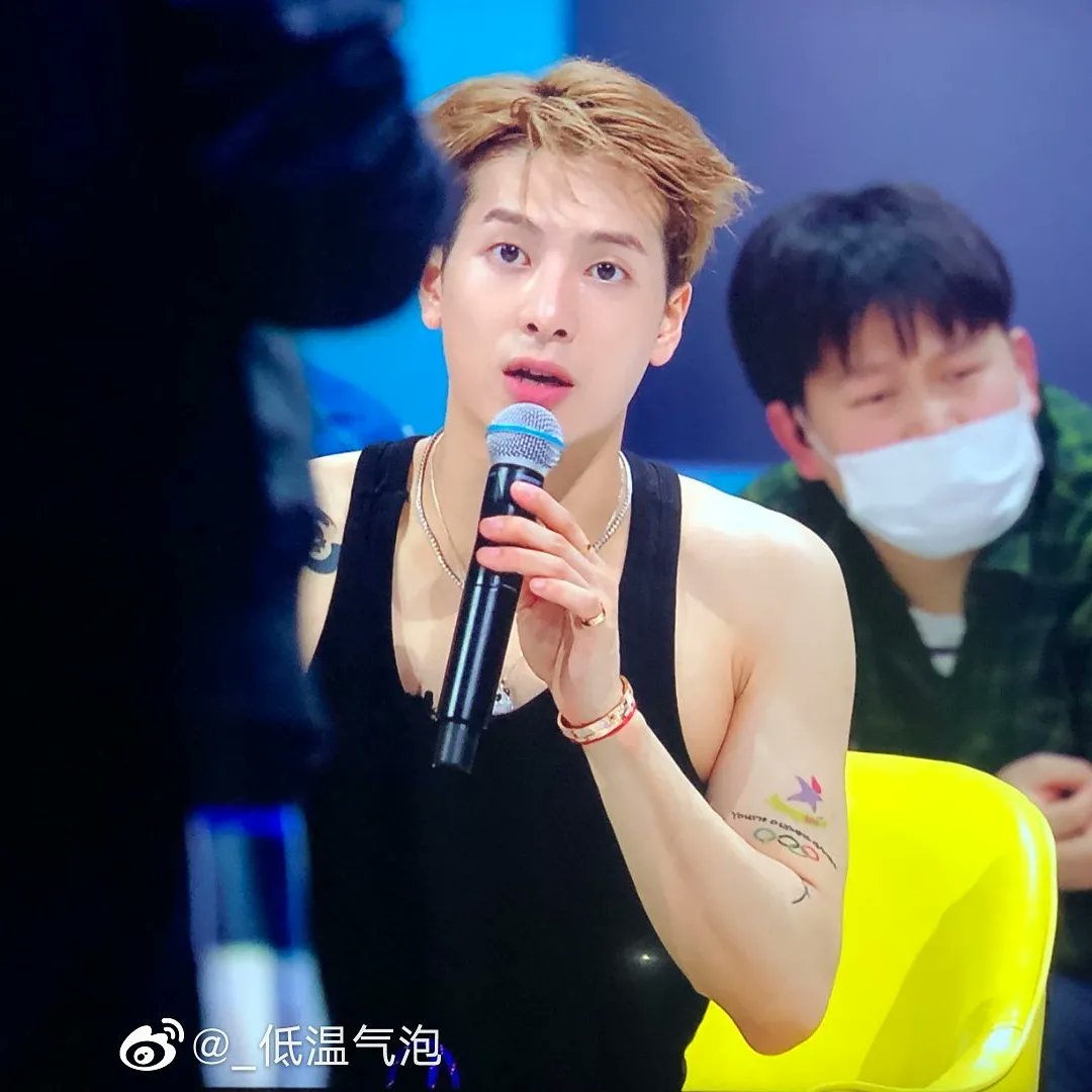 sneakyseunie's tweet photo. JACKSON WANG?!?!!!! https://t.co/ZYZblUmk78