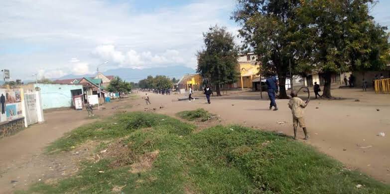kiro_merveilles's tweet photo. #N_K: aux dernières nvlles, le #M23 progresse et se trouve à une dizaine de km de #Rutshuru_centre indique la population locale. Ma source révèle qu’il y a un motard et son client qui sont morts et une bombe a atteint une femme là-bas. Psychose totale au sein des habitants. #paix https://t.co/Rr764GOSPD