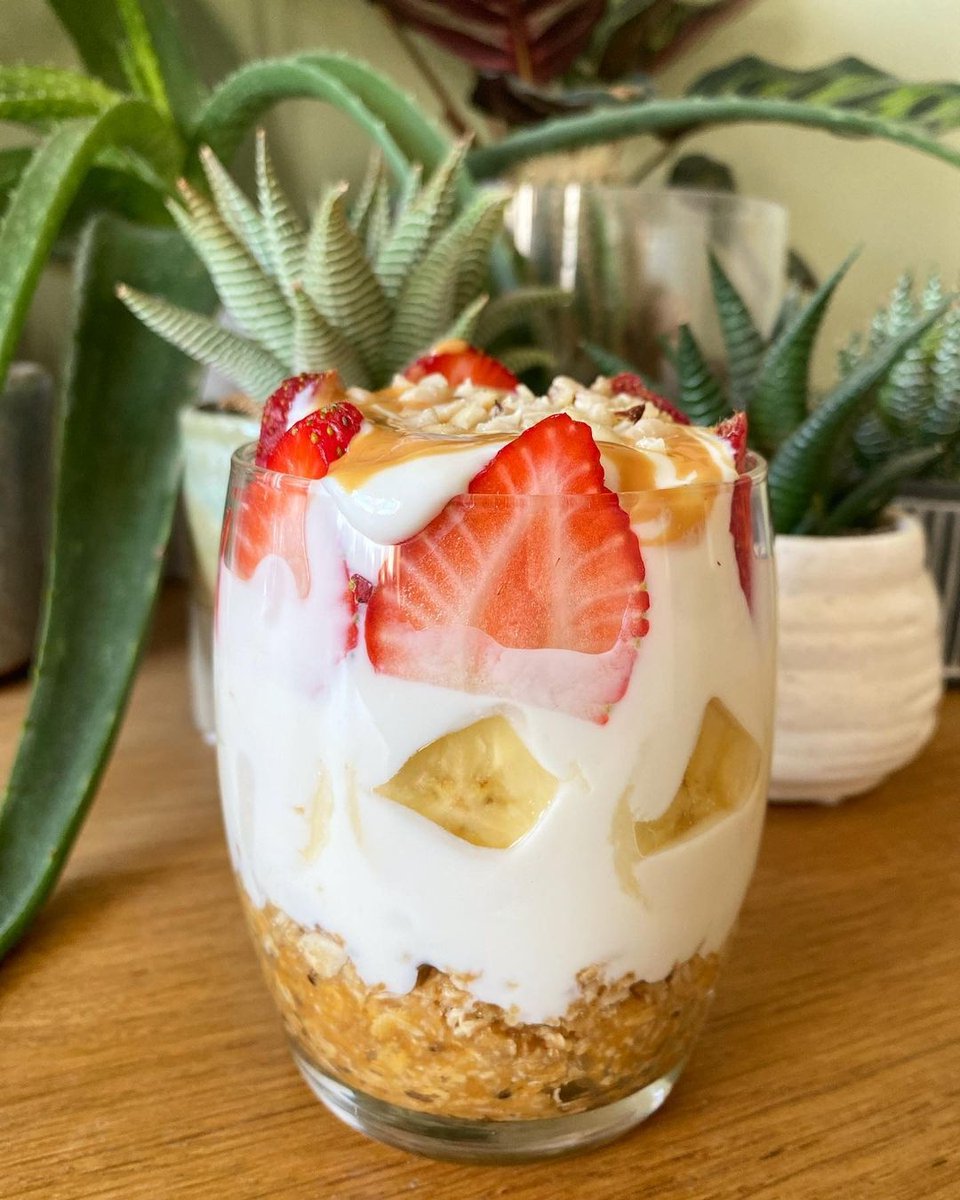 We're absolutely here for the Springtime feels. And these cheesecake overnight oats are certainly helping us feel the new season vibes too. Thanks @gluten_freegb8 for the recipe!