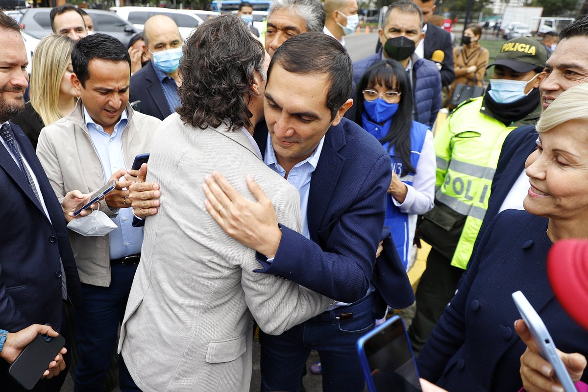 davidbarguil's tweet photo. ¡En equipo por el futuro de Colombia! 🇨🇴

Acompañamos la inscripción del futuro Presidente @FicoGutierrez y el futuro vicepresidente @Rodrigo_LaraS 

Por la defensa de las libertades y la democracia de nuestro país. ¡Si a Colombia le va bien, a todos nos va bien! https://t.co/fetr5k8IFm