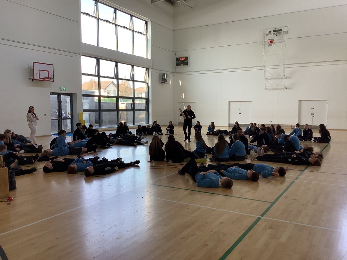 OideShona's tweet image. Rapturous attention for @MagicMindsPod today from all of our students. Such an interesting session &amp;amp; it definitely captured the essence of Wellbeing Week. Matt delved into the multifaceted elements of wellbeing and the importance of findings ways to look after yourself.