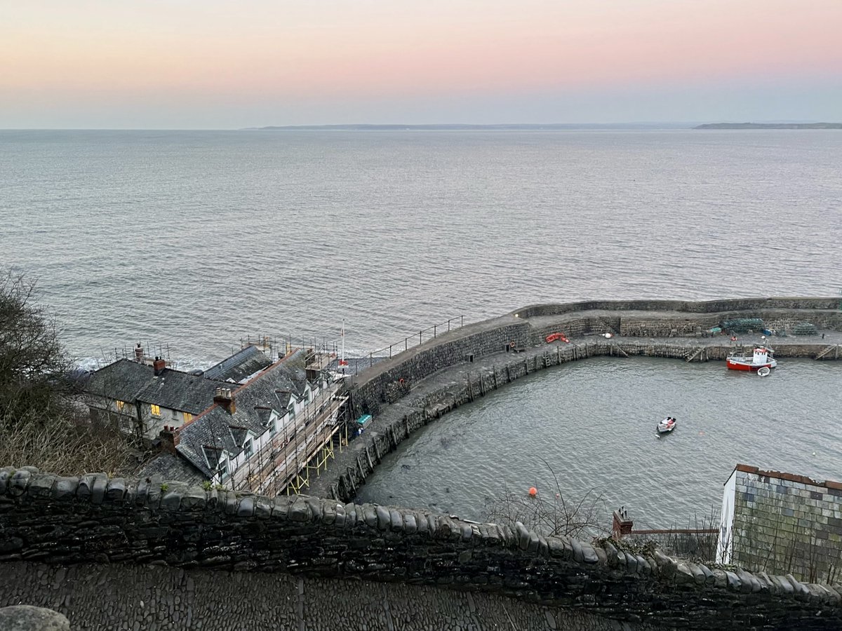 ClovellyVillage's tweet photo. 🌄 Sunset over the Clovelly Village harbour.

The Red Lion is peeking out from under the scaffolding... We're counting down to the reopening at the start of April! 

Progress is coming along nicely, and we can't wait to show you.🤩

#renovation #clovellyvillage https://t.co/rrDackdxf7