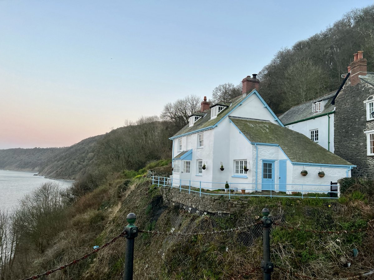 ClovellyVillage's tweet photo. 🌄 Sunset over the Clovelly Village harbour.

The Red Lion is peeking out from under the scaffolding... We're counting down to the reopening at the start of April! 

Progress is coming along nicely, and we can't wait to show you.🤩

#renovation #clovellyvillage https://t.co/rrDackdxf7