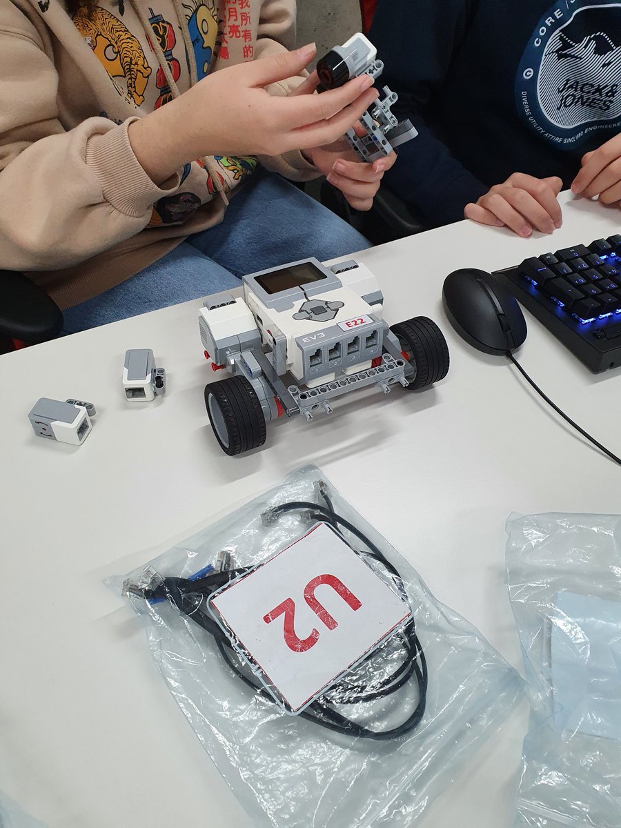 Taller de Robótica con <a href="/cibercanarias/">Ciberlandia.es</a> #Ciberlandia después de tanto tiempo <a href="/ColeHeidelberg/">Colegio Heidelberg</a> sin realizar una visita a la Escuela ingeniería informática <a href="/EII_ULPGC/">E. Informática ULPGC</a> #robotica #Python #EV3 Muchas gracias.