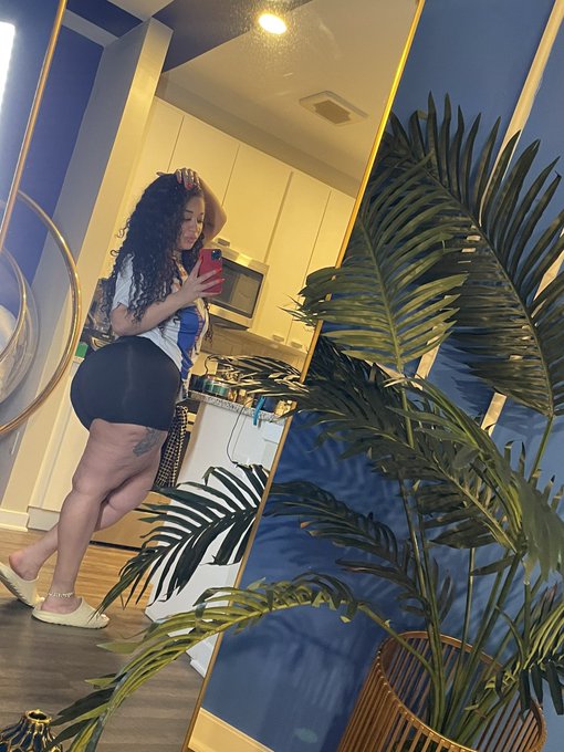 Thick &amp; happy ❤️ https://t.co/v6hwaaCAfb