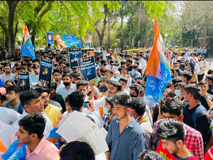 GaurNsui's tweet photo. जब क्लासेज ऑनलाइन हुई तो परीक्षा ऑफलाइन क्यों? दिल्ली यूनिवर्सिटी के छात्रों के समर्थन में दिल्ली एनएसयूआई ने आर्ट फैकल्टी के बाहर विरोध प्रदर्शन किया, जब तक हमारी मांगे पूरी नहीं होंगी ये आंदोलन जारी रहेगा!!!
छात्रों की हित की लड़ाई NSUI लड़ती रहेगी..
@RahulGandhi @Neerajkundan https://t.co/aIUMu1GzFT