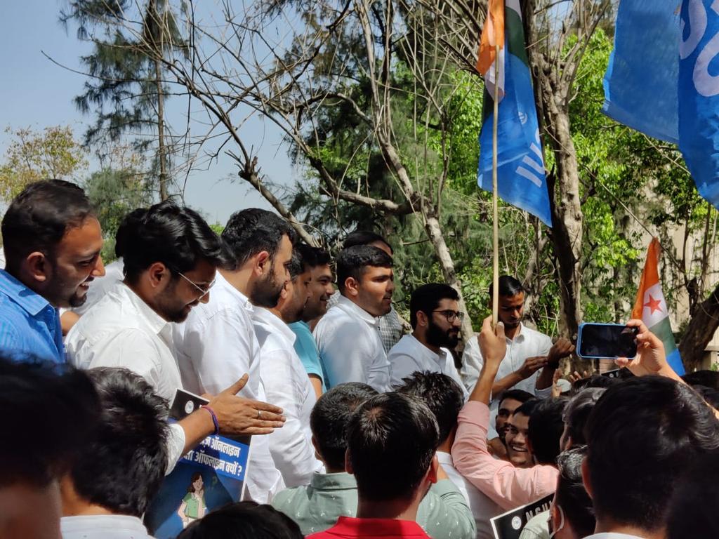 GaurNsui's tweet photo. जब क्लासेज ऑनलाइन हुई तो परीक्षा ऑफलाइन क्यों? दिल्ली यूनिवर्सिटी के छात्रों के समर्थन में दिल्ली एनएसयूआई ने आर्ट फैकल्टी के बाहर विरोध प्रदर्शन किया, जब तक हमारी मांगे पूरी नहीं होंगी ये आंदोलन जारी रहेगा!!!
छात्रों की हित की लड़ाई NSUI लड़ती रहेगी..
@RahulGandhi @Neerajkundan https://t.co/aIUMu1GzFT