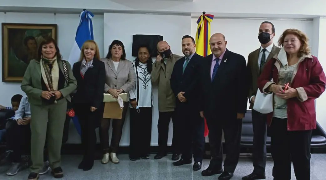 DGColectividad's tweet photo. Compartimos en la Embajada de Ecuador ,el justo  y merecido homenaje a Freda Montaño ,Poeta actriz bailarina representante de la cultura Ecuatoriana con el Sr. Embajador en Argentina Dr. Xavier Alonso Monge y la Encargada de la Sección Consular Sra. Gladys Porras.@emmaferrario https://t.co/gV26DbuD5I