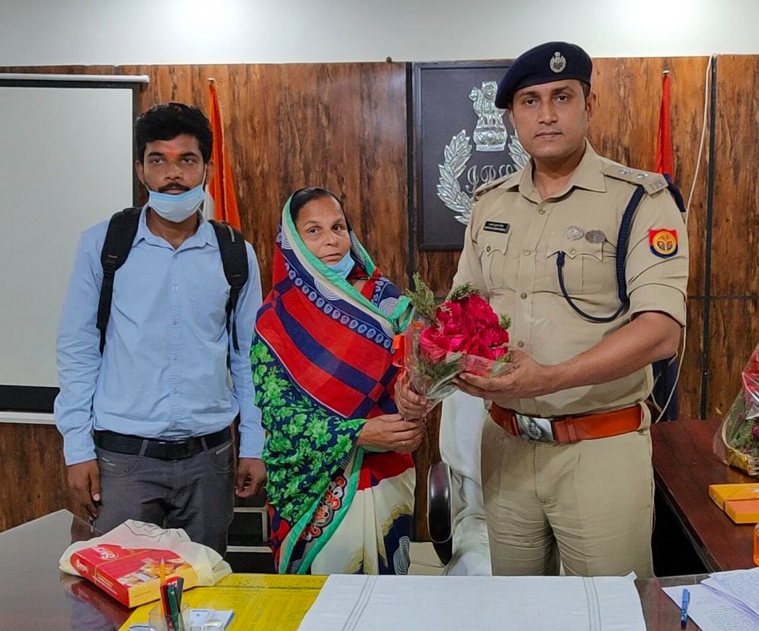 Rs 11 Lakh returned back to Cyber Fraud victims.Complainant felicitated Gonda Police.The fraud was done by cloning thumb impression of users.साइबर फ्रॉड के शिकायतकर्ता के 11 लाख रुपए वापस हुए। अंगूठे का निशान का क्लोन बना के हुआ था धोखाधड़ी।                          <a href="/gondapolice/">Gonda Police</a>
