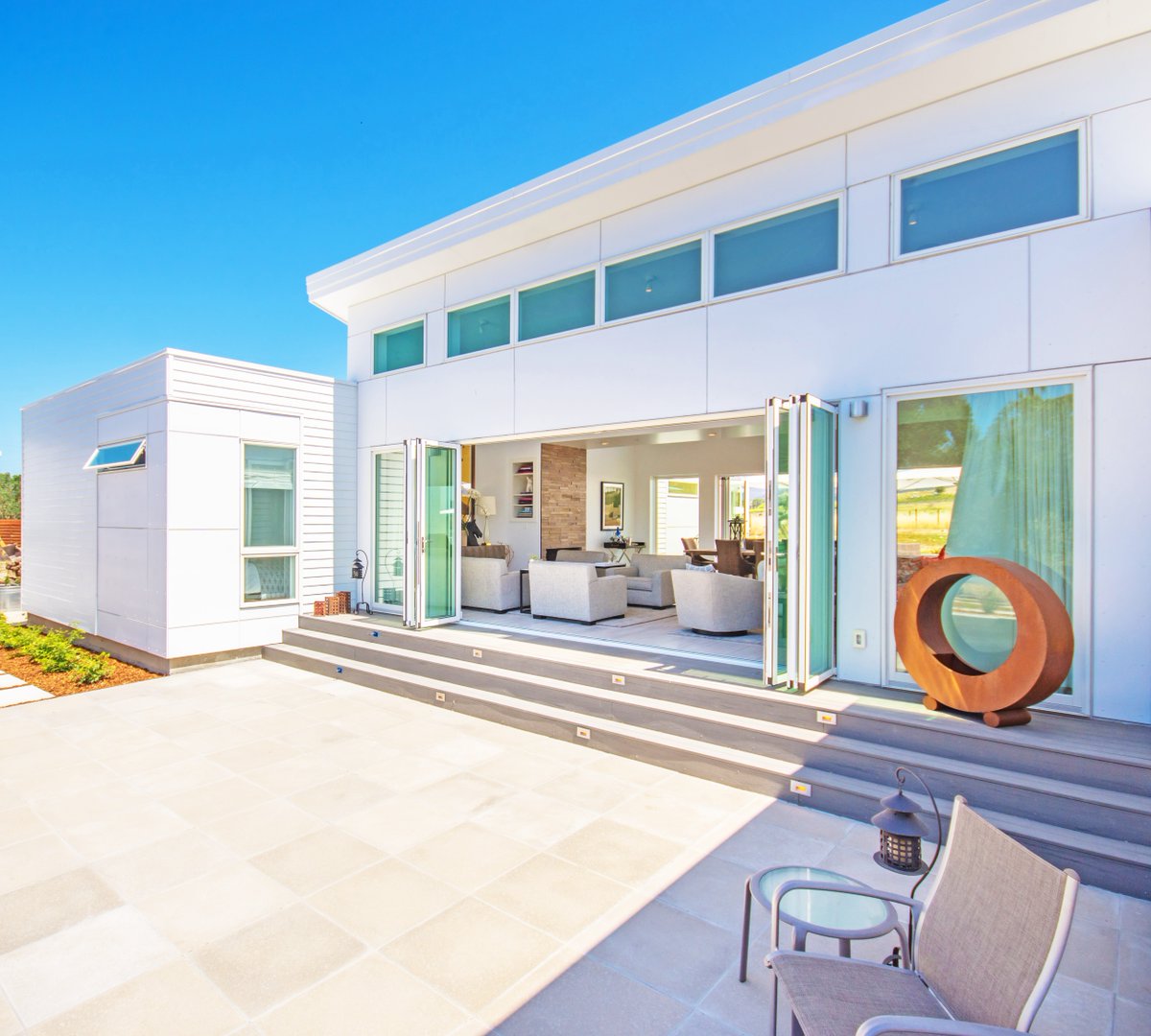 Breezehouse, our most iconic home, creates harmony between homeowners and their natural surroundings for a home experience unlike any other. bluhomes.com/homes-landing/…