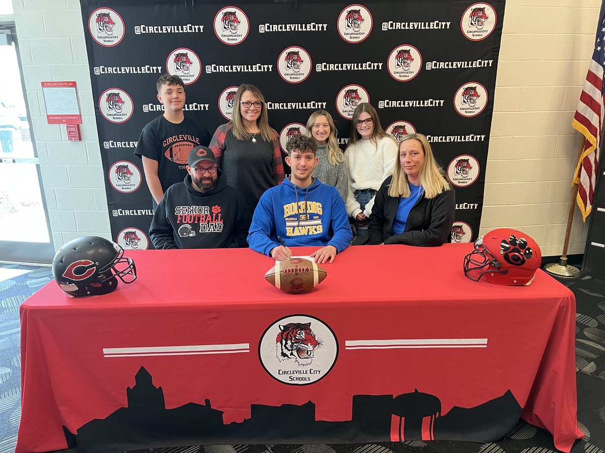 Athletics_CV's tweet photo. Colton Kinney, Tiger Football Senior, signed his letter to continue his academic and athletic career Hocking College next fall.

@CHSTigerPride @CirclevilleFB @CirclevilleCity https://t.co/t7cxRaaycV