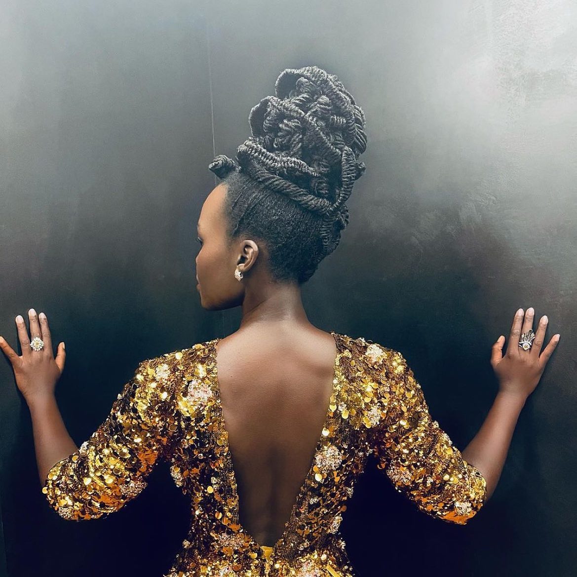 Oscars Best Hair Award goes to: Lupita Nyong'o
In a gold sequin gown Nyong'o looked AMAZING with her hair woven up into an elevated beehive that her hairdresser Vernon Francois said was inspired by African figures in classical Greek art. Stunning! 😍

#oscarshair #redavidhair