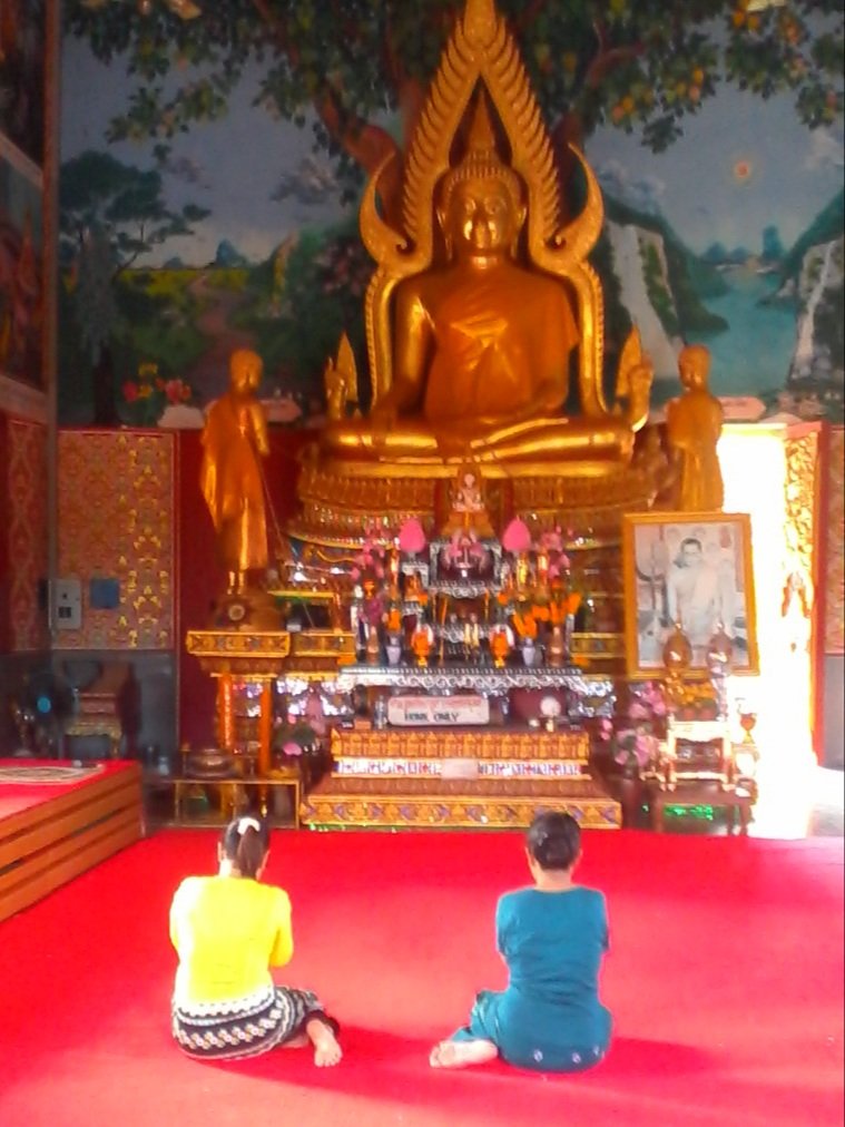 SuBuchanan70's tweet photo. The mothers of the two men wrongly convicted of the Koh Tao backpacker murders pray for their sons at the temple.
#buddhism #faith #justice #Kohtao #kohtaomurders #truecrime #thecurseoftheturtle #wrongfulconviction #Myanmar #HumanRightsViolations https://t.co/sxhCuGKgdT