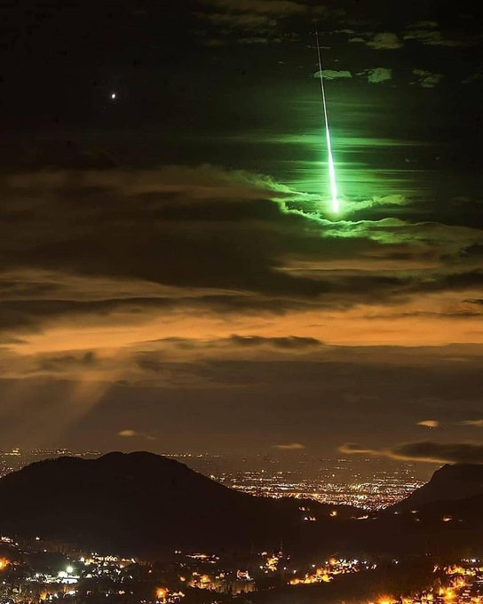 This is an amazing photograph of a green #Meteor 😲 #MoonKnight 😯