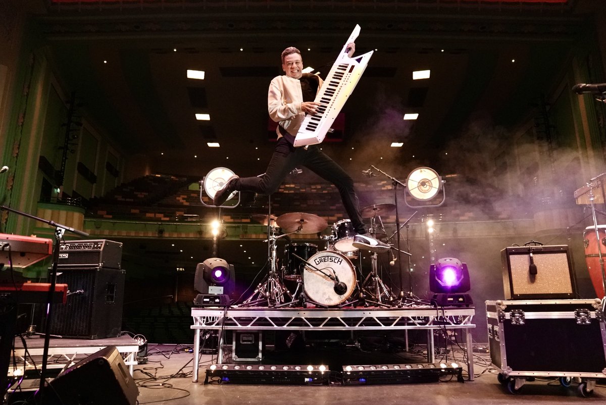 Is it a bird? 🐦 Is it a plane? ✈️ No! It’s a Flying JH! 🤣🎹🎸 

More exciting things coming soon from cuemusicuk.com 😎🥳<a href="/stockton_globe/">Stockton Globe</a>