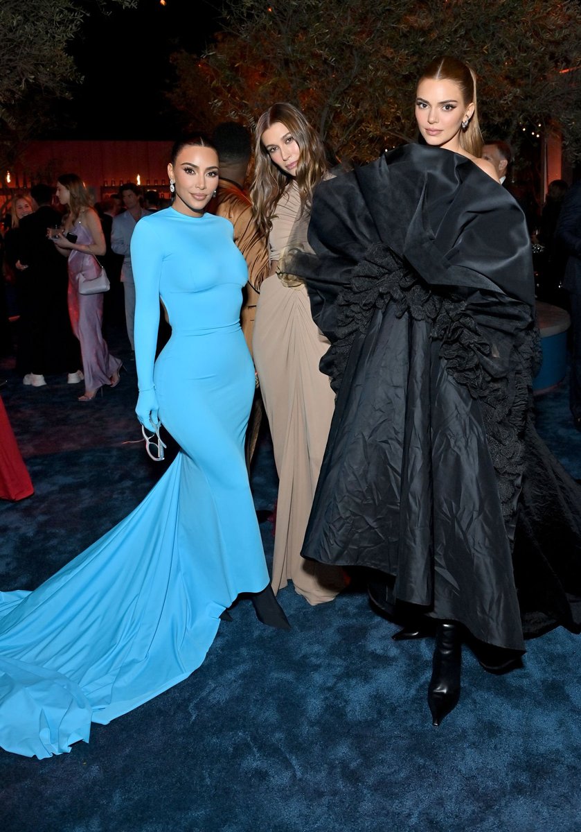 📸| Kendall Jenner, Kim Kardashian e Hailey Bieber na festa do  Oscar promovida pela Vanity Fair ontem em Beverly Hills, CA.