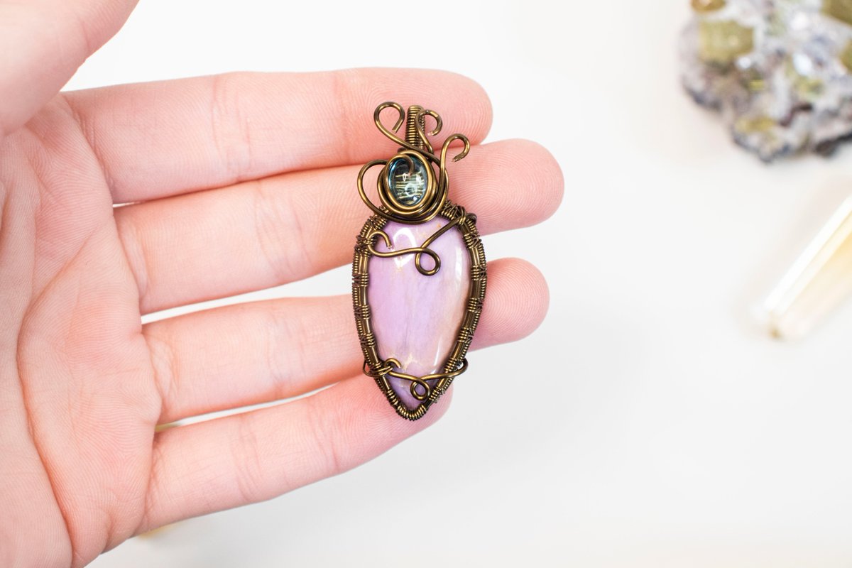She's a springtime beauty  🌸 This purple piece is made with phosphosiderite and apatite!