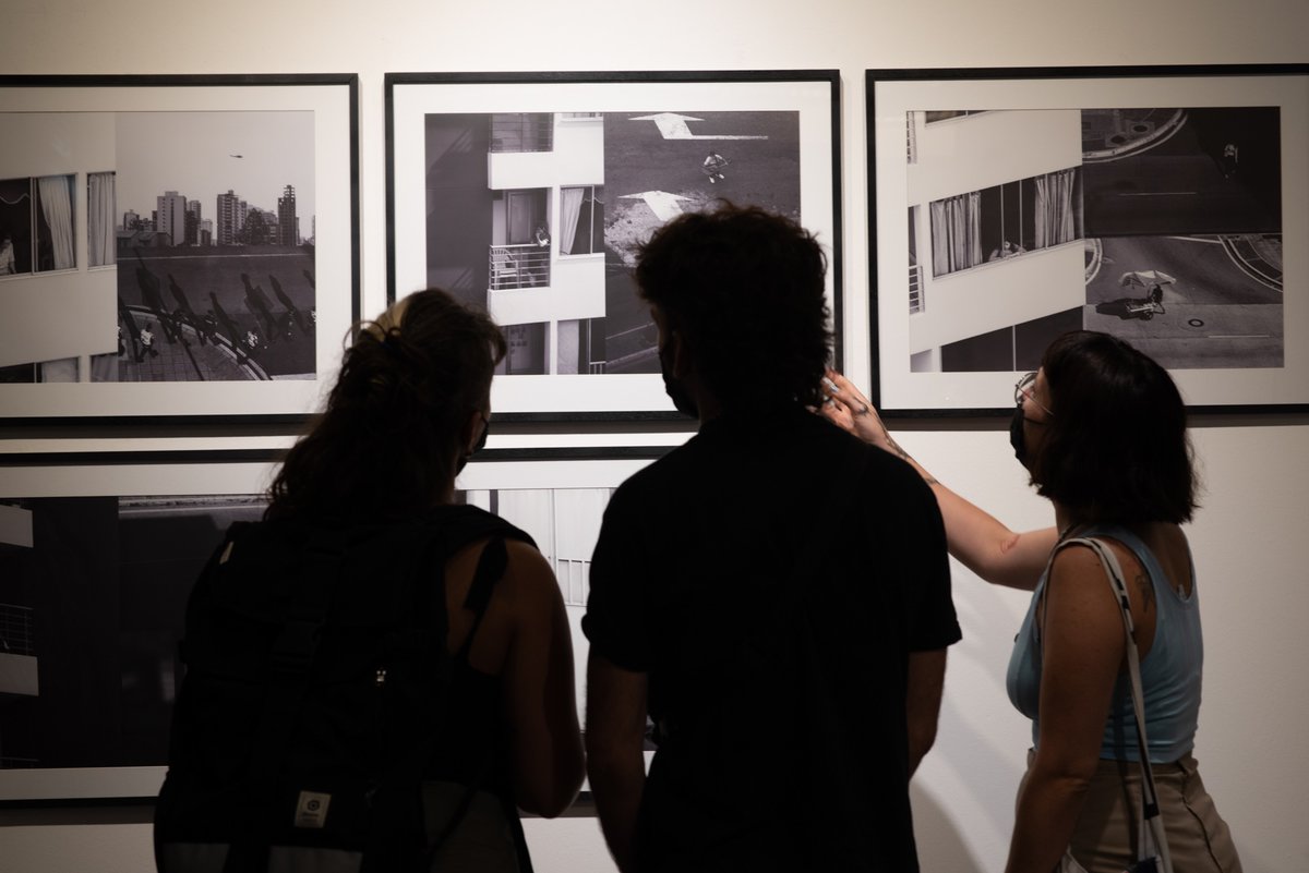 "Paréntesis. Relatos desde la incertidumbre", curada por <a href="/sanchez_suset/">Suset Sánchez</a>, muestra 43 proyectos que ofrecen reflexiones que relatan las experiencias de la pandemia en distintos contextos geopolíticos.

✨L-V, de 10 a 19h en Paraná 1159.

➡️cutt.ly/LDcF1gY
📸Eugenia Kais