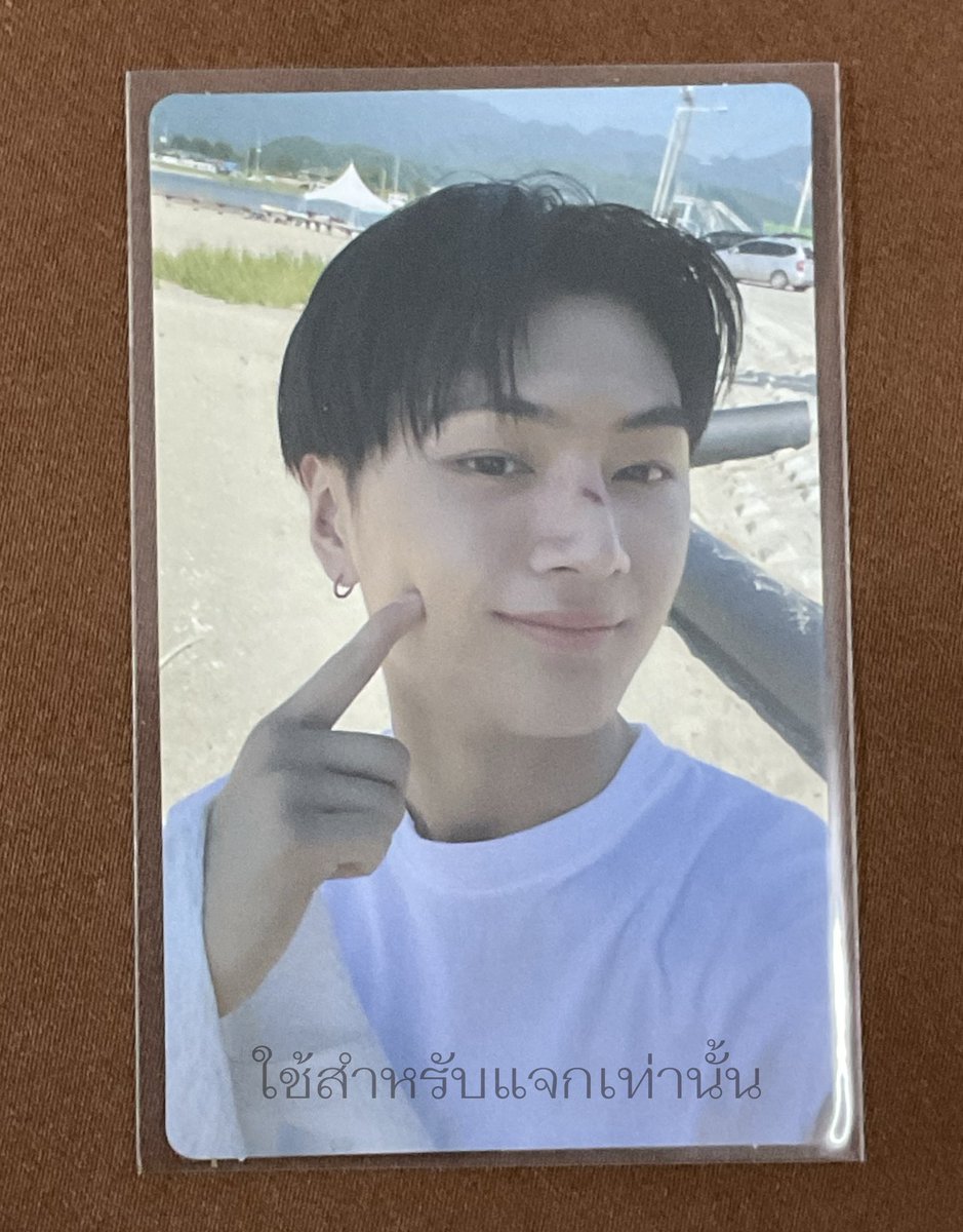 sawatdee_jaa's tweet photo. 🎁วันเกิดพี่เจย์เราเราขอแจกการ์ด พี่เจย์จิ้มแก้ม 1 ใบค่ะ มีตำหนินิดหน่อยนะคะถ้าไม่ส่องไฟจะมอ���ไม่เห็นค่ะ 

✨กติกา รีทวิตอย่างเดียวค่ะ ✨
เราสุ่มวันเกิดพี่เจย์ตอน 3 ทุ่มนะคะ ถ้าสุ่มได้ฟลวเราส่งฟรีค่ะ รบกวนไม่นำไปขายนะคะ🥺🙏
 #HappyJayDay #ตลาดนัดENHYPEN https://t.co/UGYbur9HkJ