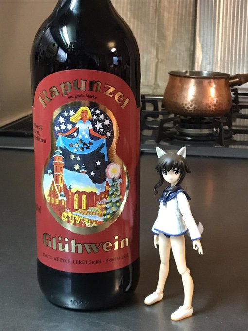 カルディで買えるグリューワイン「ラプンツェル」。電子レンジや鍋で温めるだけで簡単。見栄えを良くする為にレモンとシナモンスティックを添えてみた。甘くて美味しい。 