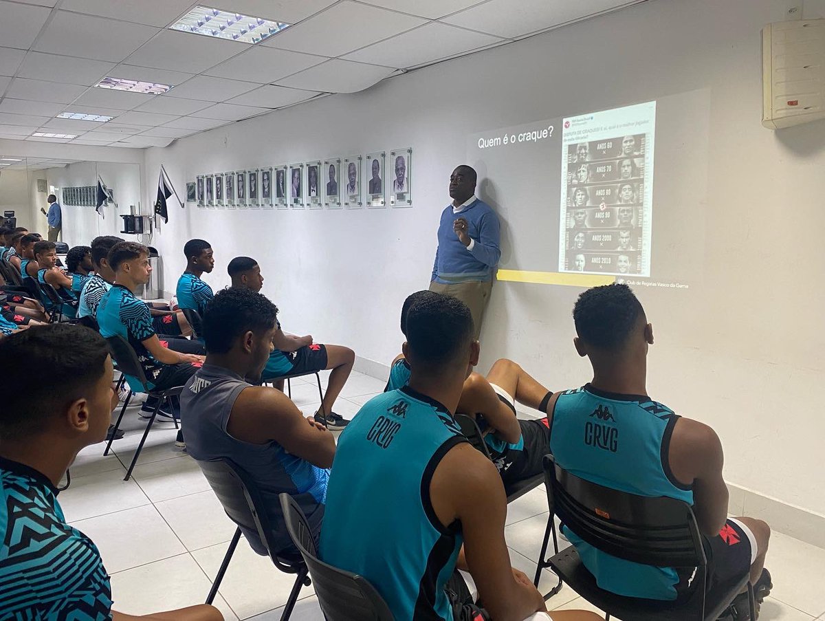 vascobase's tweet photo. Meninos da Colina assistem palestra sobre Educação Financeira em São Januário

👉🏻 saiba mais em https://t.co/M7QxNZuEX5

📸 Matheus Babo/Vasco

#BaseForte #RaizESerVasco https://t.co/VQM4EMwAxu