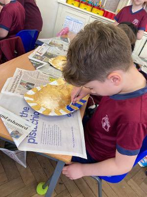 SacredHeartTedd's tweet photo. Last week Yr3 made Egyptian Masks - which were generally used as death masks. Tutankhamun, an Egyptian Pharaoh who reigned in 1332 - 1323 BC, had an Egyptian mask which was made completely out of gold to show his immense wealth. #growTogetherInLove #Teddington #SHTedd https://t.co/KrsUe7IbXY