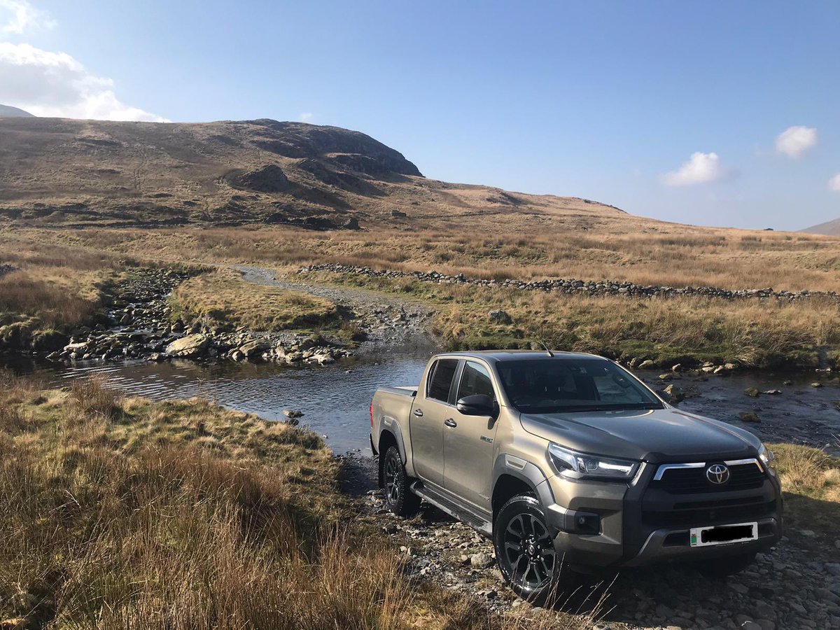 Just received this off a customer on his way to work today 🏴󠁧󠁢󠁷󠁬󠁳󠁿 @ToyotaUK #hilux #TOYOTA