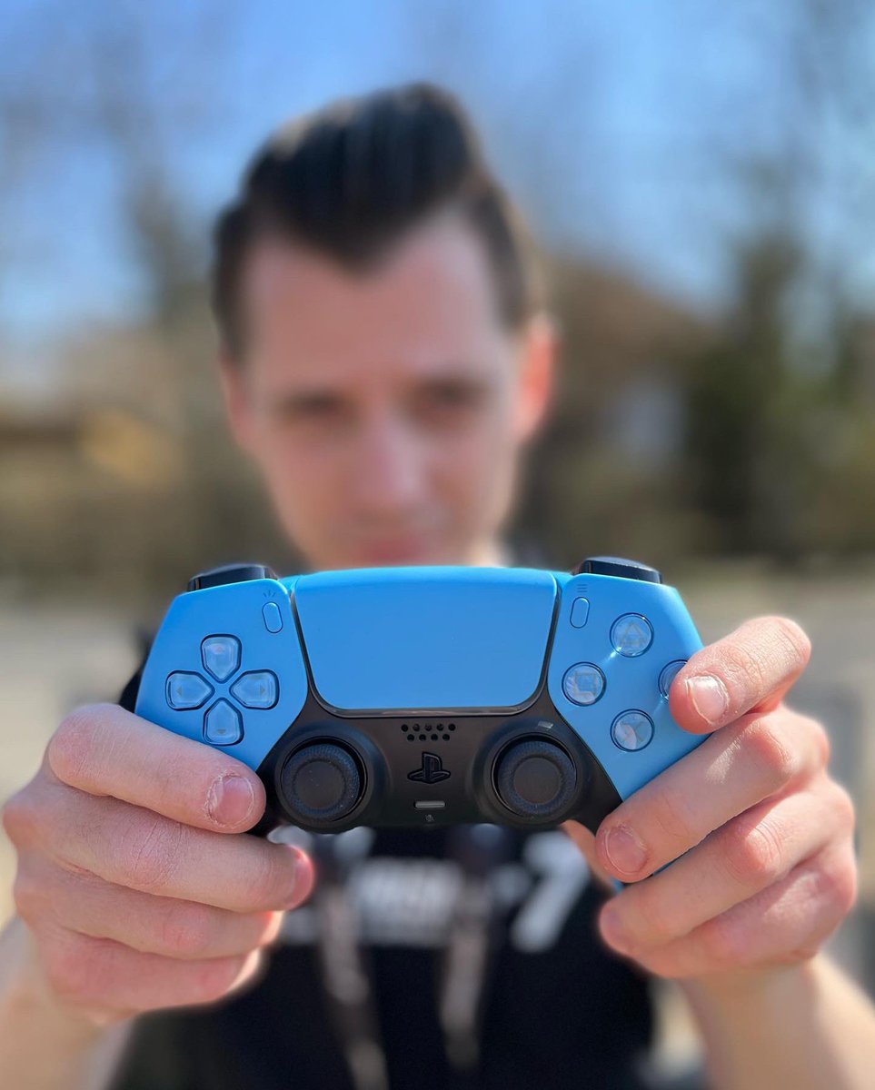 profdns's tweet photo. Már csodaszép kékben is kapható a Sony Dualsense kontrollere. Nektek bejövős? 😎 (Köszönet az ajièrt a @PlayStationHU -nak!)
#dualsense #ps5 #gaming #kontroller #SONY #GranTurismo7 #PlayStation https://t.co/wnE7Xa3T4b