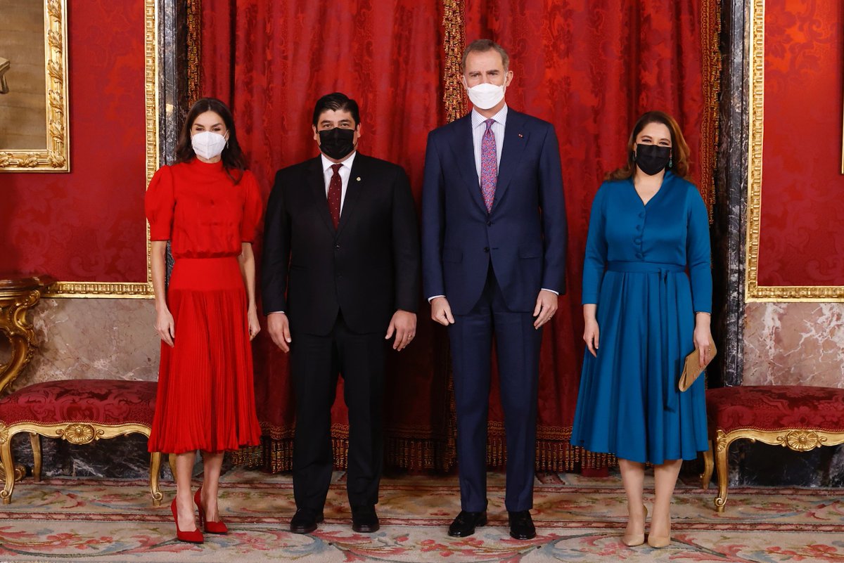 CasaReal's tweet photo. Los Reyes ofrecen, en el Palacio Real, un almuerzo en honor del presidente y la primera dama de la República de Costa Rica, con motivo de su visita oficial a España.
➡️https://t.co/Y8bOPNCT75 https://t.co/tR1TG6xhGu