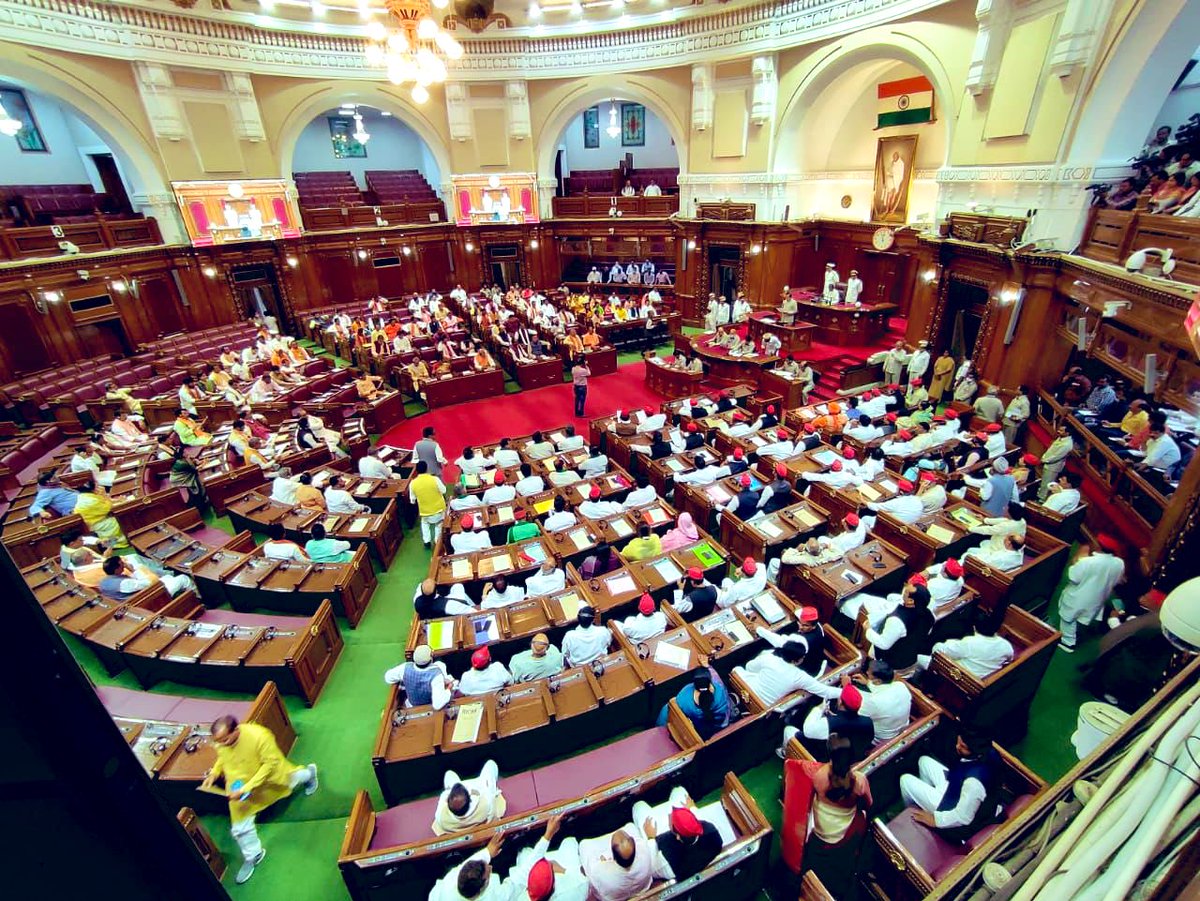 DeepakSinghINC's tweet photo. आज उप्र की विधानस��ा में विधायकों का शपथग्रहण का तरीक़ा और पश्चिम बंगाल विधानसभा की घटना देख अफगानिस्तान, भूटान, नाइजीरिया, हैती,इक्वेटोरियल गिनी, जैसे देशों की याद आ गयी।
जहां भाजपा वहाँ लोकतंत्र नहीं लठतंत्र ही चलता है, कहीं भाषण में कहीं कृत्य में। https://t.co/IwBqazpl4H