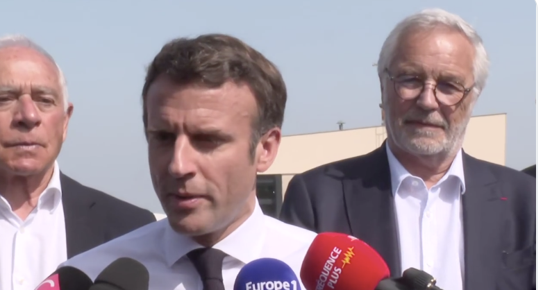 tcabarrus's tweet photo. "Quand on marche, on a besoin de 2 jambes, une droite et une gauche", dit #EmmanuelMacron. Je suis heureux que #FRebsamen m'ait rejoint, tout comme #FPatriat, venu lui aussi du #PS." #Dijon https://t.co/wonKxF80bZ