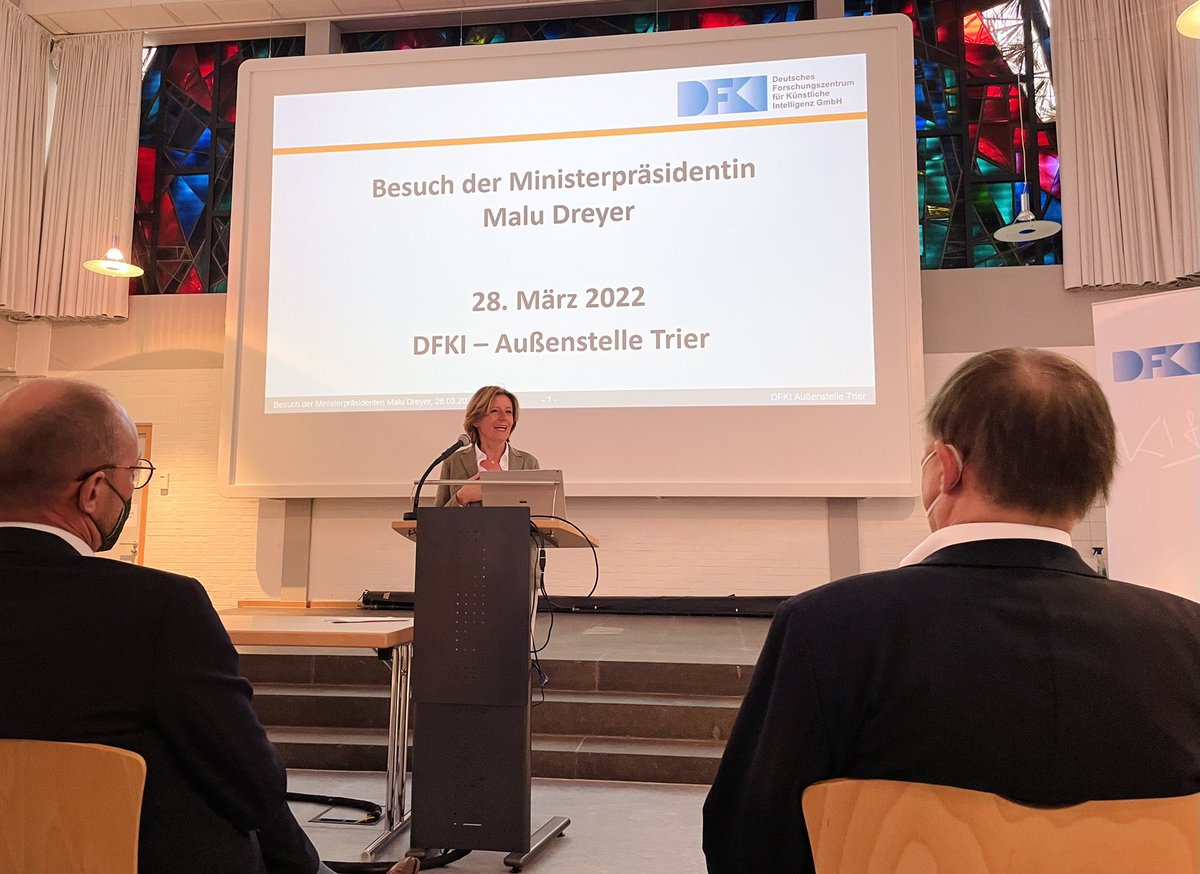 DFKI's tweet photo. Ministerpräsidentin #MaluDreyer @rlpNews besuchte heute die DFKI-Außenstelle an der @TrierUni – Als Beispiele für #KI als kognitiver Leistungsverstärker gab es Demos zur Sozial-/Pandemie-Simulation und zum Monitoring von intelligenten Produktionsprozessen. #KIfürdenMenschen https://t.co/zFqaBYtY10