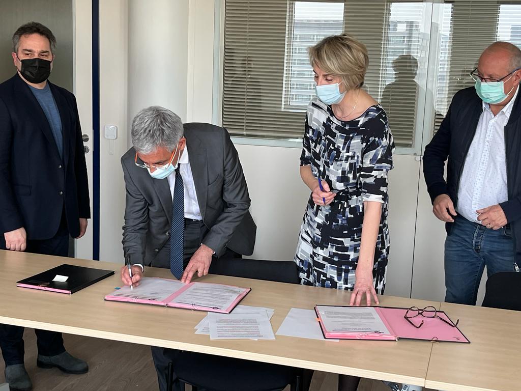 FeL PARTENARIAT (@felpartenariat) on Twitter photo Les Présidents #Aneefel <a href="/CSIFimport/">CSIF</a> <a href="/UNCGFL/">Uncgfl</a> ont signé ce matin la 5e Convention <a href="/FeLPartenariat/">FeL PARTENARIAT</a> avec <a href="/VBeaumeunier/">Virginie Beaumeunier</a> Directrice générale <a href="/dgccrf/">DGCCRF</a> : Gage d'une relation de confiance pérenne entre les opérateurs <a href="/FeLPartenariat/">FeL PARTENARIAT</a> et la <a href="/dgccrf/">DGCCRF</a> #qualité #sanitaire #fruits #légumes Les Présidents #Aneefel <a href="/CSIFimport/">CSIF</a> <a href="/UNCGFL/">Uncgfl</a> ont signé ce matin la 5e Convention <a href="/FeLPartenariat/">FeL PARTENARIAT</a> avec <a href="/VBeaumeunier/">Virginie Beaumeunier</a> Directrice générale <a href="/dgccrf/">DGCCRF</a> : Gage d'une relation de confiance pérenne entre les opérateurs <a href="/FeLPartenariat/">FeL PARTENARIAT</a> et la <a href="/dgccrf/">DGCCRF</a> #qualité #sanitaire #fruits #légumes