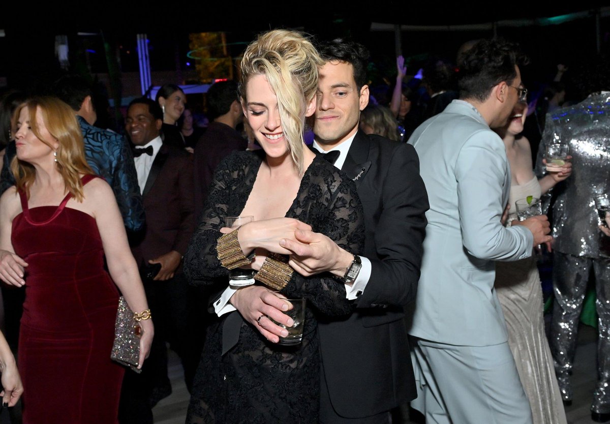 KSBRMidia's tweet photo. Kristen Stewart e Rami Malek na festa pós-Oscar da Vanity Fair 💃🕺 https://t.co/r9U5C31lPB