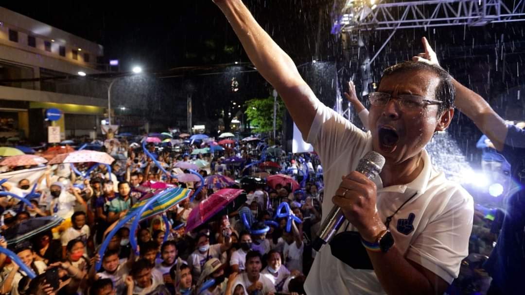 JPAbecillaPH's tweet photo. Umulan man o umaraw, lalapitan ka, sasamahan ka, papakinggan ka ni Isko Moreno Domagoso.

Totoong tao, abot ng tao, makatao.

Iboto ang #3saBalota, DOMAGOSO para PRESIDENTE!✊

#SwitchToIsko 
#KayIskoPosible
#TunayNaSolusyonMabilisUmaksyon https://t.co/Ugn4IpnVJe