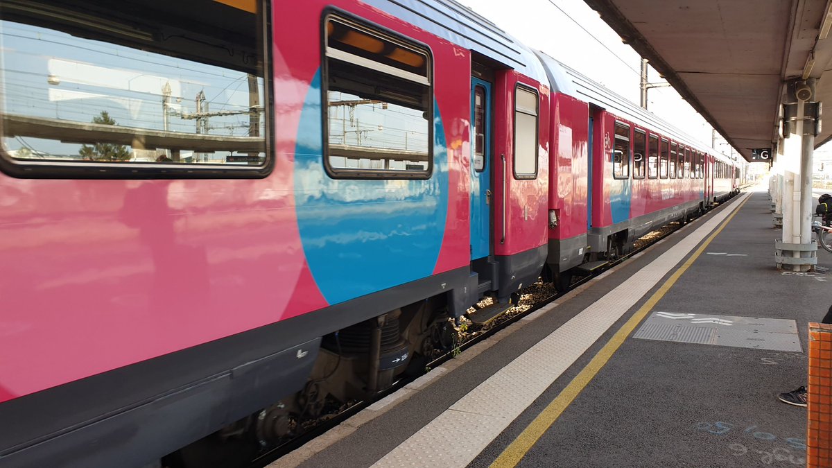 monini_en_train's tweet photo. Un OuiGo vitesse classique en essai et à destination de Nantes, de passage à Saint Pierre des Corps ce matin. 
#ouigo #sncf #trains #saintpierredescorps #bb22200 #corail https://t.co/8eBZEbGSp9