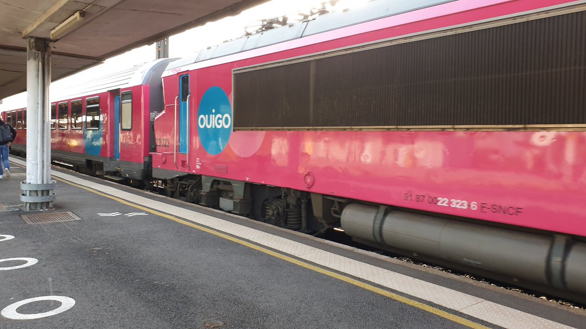 monini_en_train's tweet photo. Un OuiGo vitesse classique en essai et à destination de Nantes, de passage à Saint Pierre des Corps ce matin. 
#ouigo #sncf #trains #saintpierredescorps #bb22200 #corail https://t.co/8eBZEbGSp9