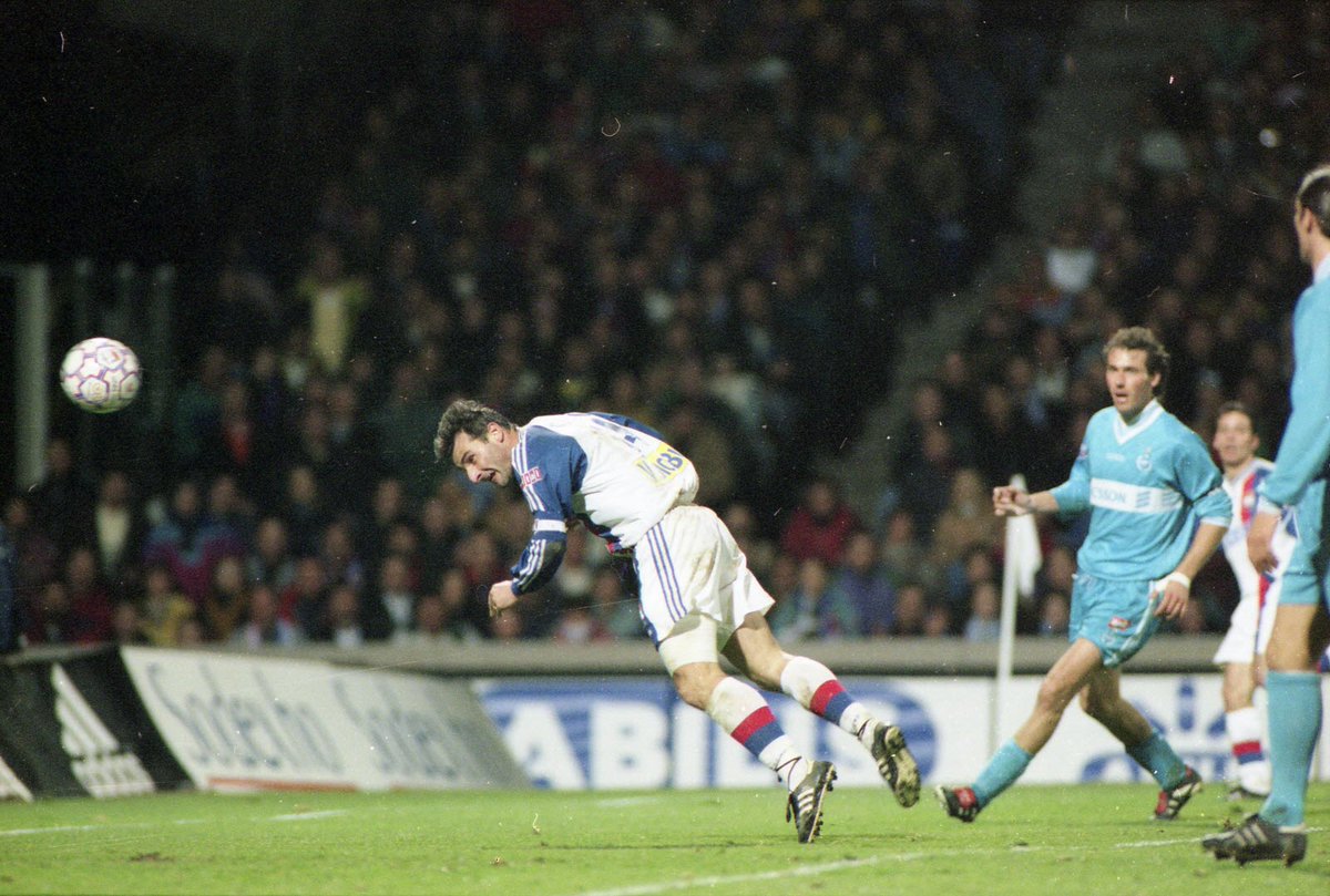 EuggyB's tweet photo. Être né le même jour que mon idole de la fin des années 90 reste un des hasard le plus involontaire et parfait de ma vie... En prime cette tête RAGEUSE qui sonna la revolte d'un @OL déchainé 2-1 sur marseille...Joyeux anniversaire Captain Cavegol... #Cavegol #teamOL #Caveglia... https://t.co/noveQIu0IQ
