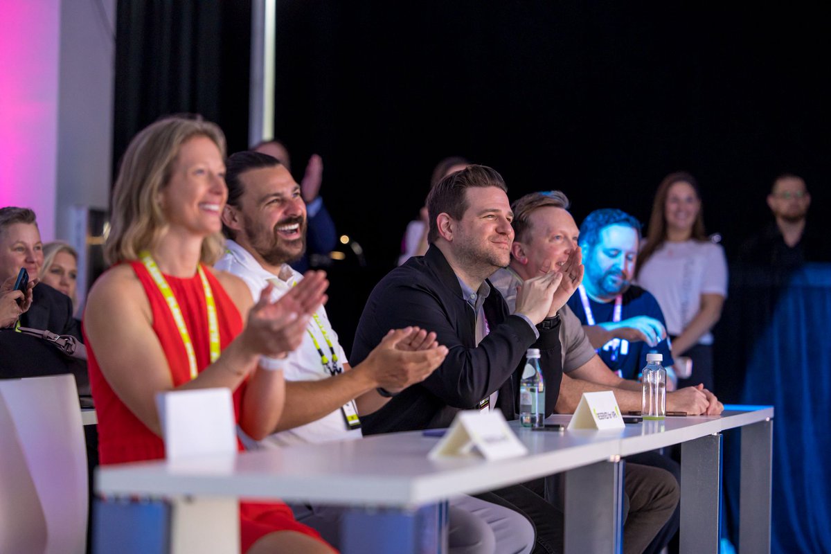 emc3London's tweet photo. And quick as a FLASH, it's over! ⚡️
We were recently in Miami helping to produce Drift's first-ever #FLASHMiami event.
It's safe to say that live events are most definitely back—and we're FLASHing a smile or two about it! 😃
#Events #EventProfs https://t.co/3XIQPLZZ2J