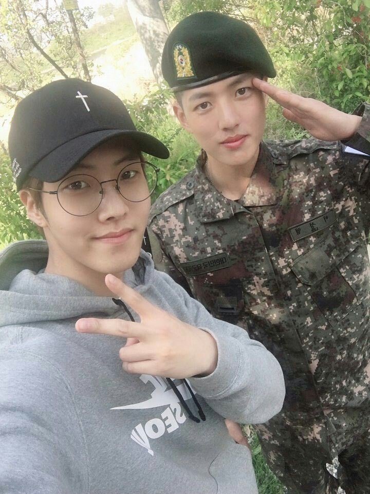 ifnthinker's tweet photo. it's sungyeol's turn to do this :( he won't be able to come with daeyeol tomorrow, though i hope he visits him next time <//3 https://t.co/sBYaBsLHSY