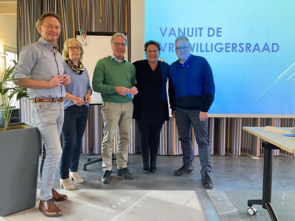 Provincie Drenthe (@provdrenthe) on Twitter photo Vandaag heeft @NellekeVedelaar de eerste Werelderfgoedspeldjes uitgereikt aan de Vrijwilligersraad van het <a href="/GevangMuseum/">Nationaal Gevangenismuseum</a>. De speldjes, een initiatief van @ErfgoedPodium, worden uitgereikt aan de 350 vrijwilligers van het Nederlandse deel van <a href="/Kolonienvw/">KoloniënWeldadigheid</a> ➡️ bit.ly/36SE06v Vandaag heeft @NellekeVedelaar de eerste Werelderfgoedspeldjes uitgereikt aan de Vrijwilligersraad van het <a href="/GevangMuseum/">Nationaal Gevangenismuseum</a>. De speldjes, een initiatief van @ErfgoedPodium, worden uitgereikt aan de 350 vrijwilligers van het Nederlandse deel van <a href="/Kolonienvw/">KoloniënWeldadigheid</a> ➡️ bit.ly/36SE06v