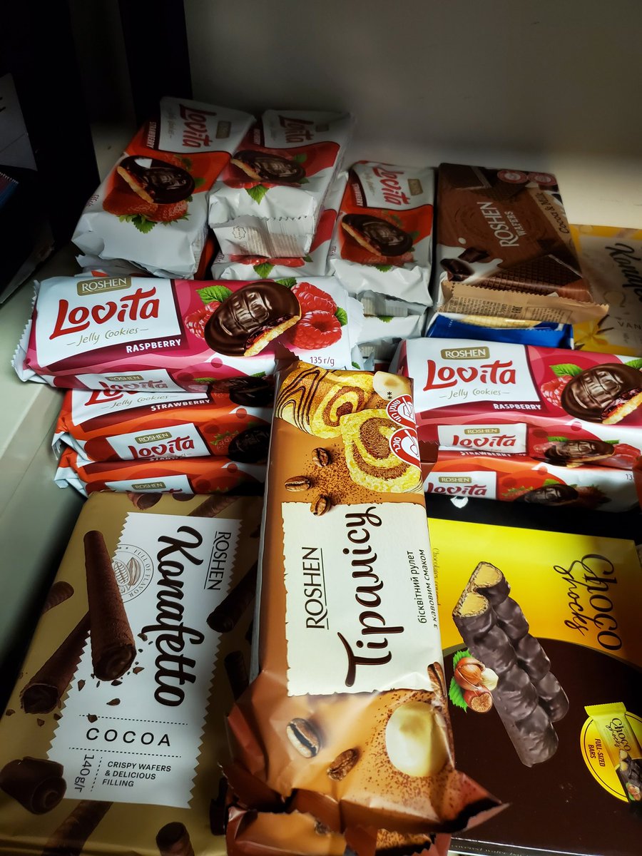 basketcase1993's tweet photo. MADE IN UKRAINE 🇺🇦 GIFT BASKET imported sweets from Roshen. #Ukraine #IStandWithUkraine #isupportukraine
#HelpUkraineNow https://t.co/vUFEg3EVFI