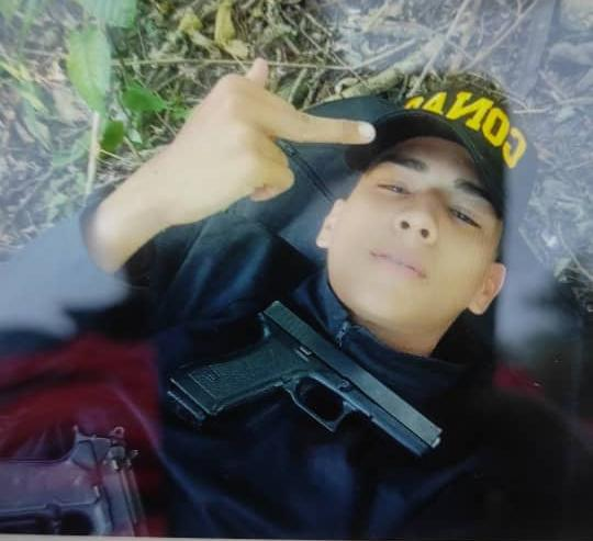 KaryPerazaR's tweet photo. 1/3 En un operativo realizado el #27Mar por efectivos de CICPC Base de Secuestro #Lara, murieron Richard Javier Monserrath Pineda (20) Richita y Edgar David Bracho Castillo (18) Davisito. Estaban involucrados en el secuestro del productor  Saúl Besga, los chamos son de la banda https://t.co/vfabr9407a