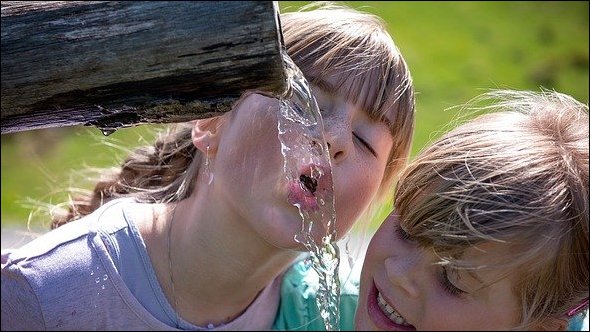 Lab_Journal's tweet photo. Schon Wasserspender in der Schule können helfen, #Übergewicht zu verhindern – sagt Mathilde Kersting von der @RUBMedizin, eine der meistzitierten Ernährungsforscherinnen Deutschlands, im Gespräch mit @Mario_Rembold: https://t.co/LNSWSkdJAE #Wassertrinken #Ernährung #Nutrition https://t.co/jP4u2SgQou