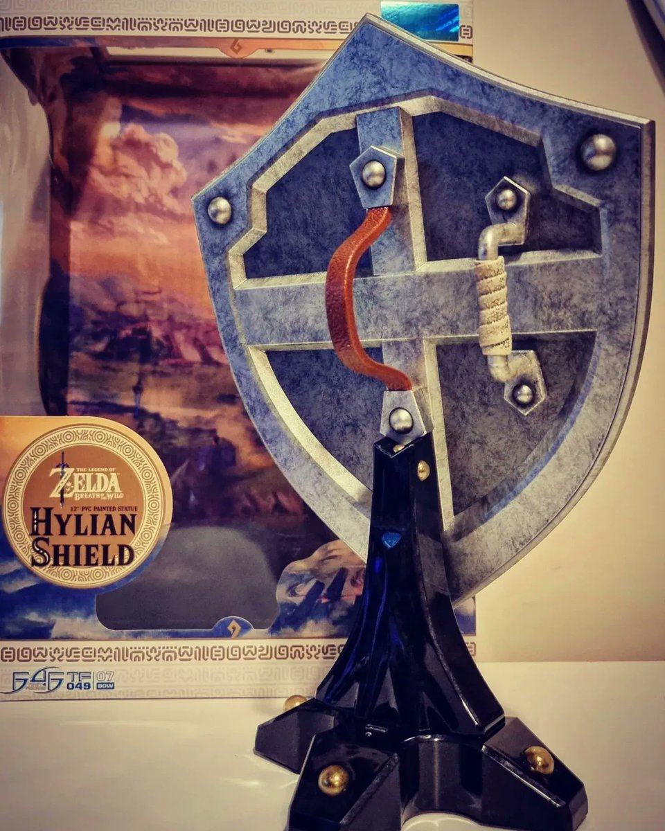 TheRealSanik's tweet photo. This arrived today 😃 no idea where it will fit, but that's not what matters😅😬 #Zelda #hyliansheild #first4figure #legendofzelda https://t.co/U5HnpmUqZj