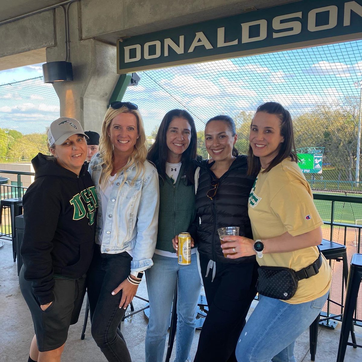 USFVarsityClub's tweet photo. Thank you to all our rockstar BVC Members and Student-Athlete Alumni who made it out to our softball and baseball tailgate last Friday! 

We always appreciate your continued support of USF student-athletes present and future!

#HornsUp🤘 https://t.co/LiAzSVerxU