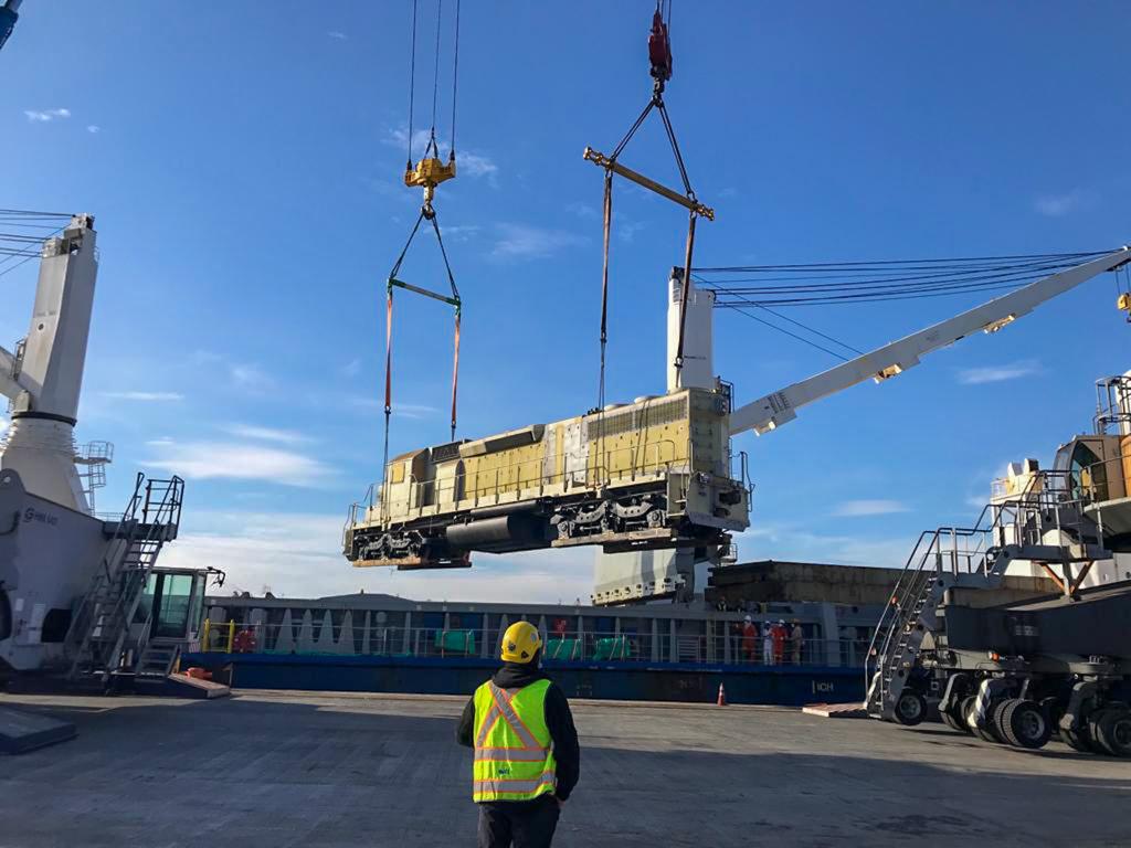 Comlog_Chile's tweet photo. Felicitamos a nuestro socios #SVTI y #Transap por la descarga de locomotora realizada hace unos días. SVTI se consolida como terminal multipropósito y Transap sigue aportando a la conectividad ferroviaria de Chile. #TalcahuanoInnova https://t.co/EqC1snOQCE