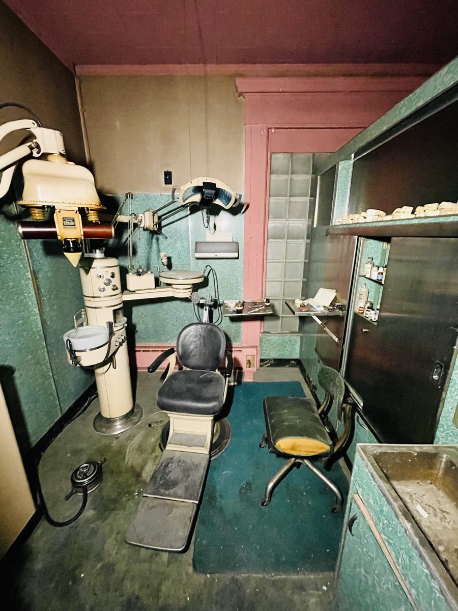 This place was a well kept secret for over a year until someone decided to give it out to the urban exploration community at large. It doesn’t even resemble this photo anymore. Everything has been stolen and broken. RIP Dentist’s Mansion, you were fun while you lasted.